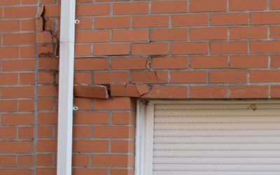 GRIETAS EN FACHADA DE LADRILLO Y DESPRENDIMIENTOS PELIGROSOS