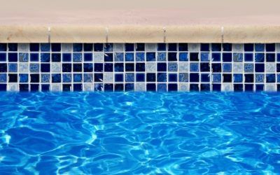 DESNIVELACIÓN DE LA PISCINA, EL NIVEL DEL AGUA NO COINCIDE CON EL DEL GRESITE